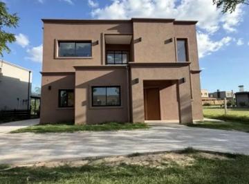Casa · 200m² · 5 Ambientes · 1 Cochera · Casa Chalet en Venta en Santo Tomas, Derqui, Pilar