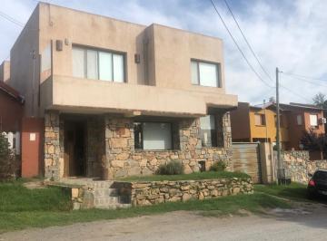 Casa · 300m² · 15 Ambientes · Casa Excepcional