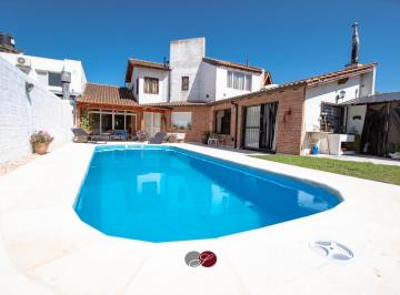 Casa · 210m² · 6 Ambientes · 1 Cochera · Andrade Al 600