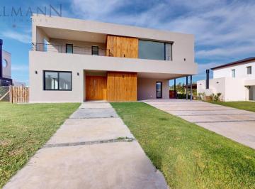 Casa · 246m² · 5 Ambientes · 2 Cocheras · Casa 3 Dorm. en Venta en Pilará, Barrio La Calesa