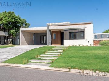 Casa · 228m² · 6 Ambientes · 2 Cocheras · Venta Casa 4 Dorm. en La Calesa, Pilará