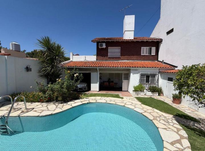 Casa · 200m² · 4 Ambientes · 2 Cocheras