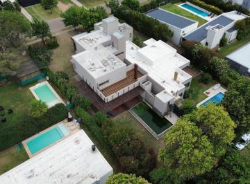 Casa · 300m² · 5 Ambientes · 2 Cocheras · Cañuelas Village - Casa en Venta 3 Dorm. con Pileta.