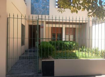 Casa · 1m² · 5 Ambientes · 1 Cochera · Chalet en Venta Zona Pompeya