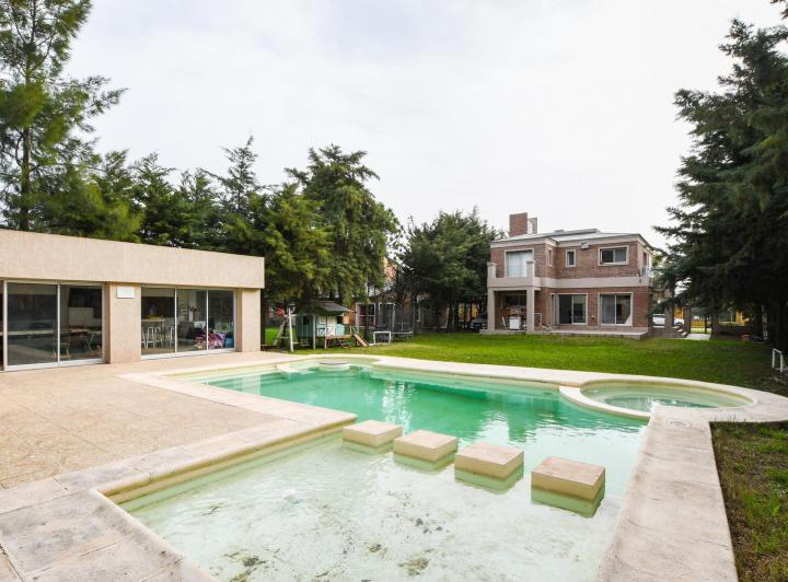 Casa · 267m² · 2 Ambientes · 2 Cocheras