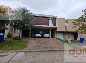 Casa · 220m² · 7 Ambientes · 2 Cocheras · Duit Ofrece a La Venta Una Casa en Excelentes Condiciones Ubicada en El B° Altos de Manantiales!
