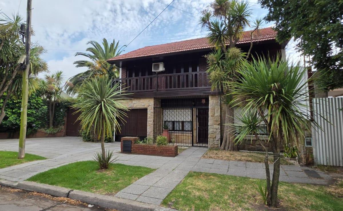 Chalet 5 dorm, 186m² con cochera — Beruti 4225