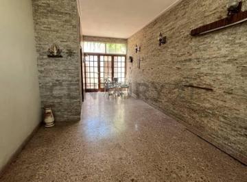 Casa · 180m² · 6 Ambientes · 2 Cocheras · Casa en Venta en Berisso con Local Comercial Adelante