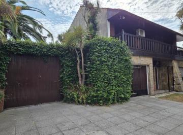 Casa · 256m² · 6 Ambientes · 1 Cochera · Se Vende Chalet de 6 Amb Más Lote Lindero con Quincho
