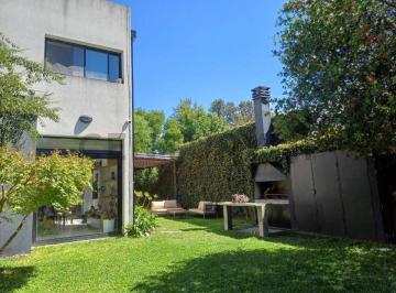 Casa · 108m² · 4 Ambientes · 2 Cocheras · Casa a La Venta 3 Dorm., Parque y Parrilla en City Bell