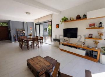 Casa · 108m² · 4 Ambientes · 2 Cocheras · Casa a La Venta 3 Dorm., Parque y Parrilla en City Bell