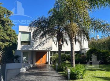 Casa · 570m² · 4 Ambientes · 4 Cocheras · Casa 4 Ambientes con Pileta en Venta - Abril Club de Campo