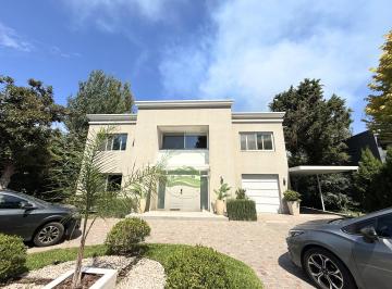 Casa de 7 ambientes, Berazategui · Casa en Venta en Abril Club de Campo