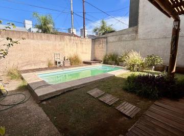 Casa de 9 ambientes, Córdoba · 4 Dorm., 1 Cuadra de Duarte Quiros, con Pileta. Apto Credito. Recibe Menor.