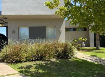 Casa · 170m² · 5 Ambientes · 1 Cochera · Casa en Venta Barrio Araucarias Puertos