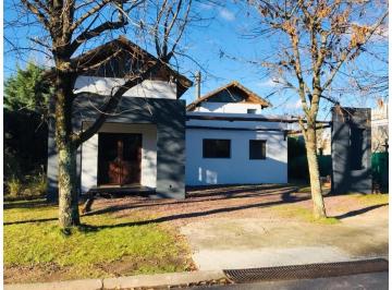 Casa · 230m² · 4 Ambientes · 2 Cocheras · Excelente Casa en Venta en El Barrio Privado Buen Retiro