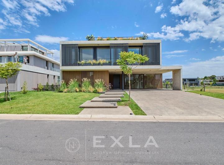 Casa · 435m² · 5 Ambientes · 4 Cocheras