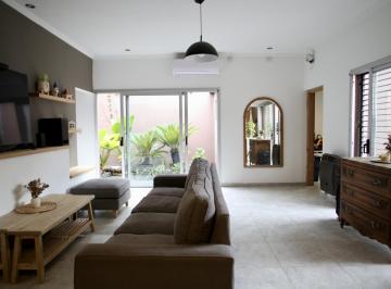 Casa · 130m² · 4 Ambientes · 2 Cocheras · Casa de 3 Dorm. y Garage en Venta en La Plata