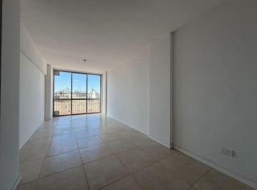 Departamento de 4 ambientes, Rosario · 1 Dormitorio Gigante + Comodín y Balcón con Vista Despejada en El Centro