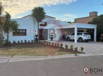 Casa · 180m² · 4 Ambientes · 4 Cocheras · Hermosa Casa con Pileta a Estrenar en La Horqueta! Lista Para Escriturar!