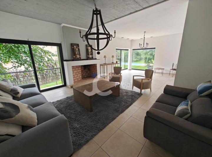 Casa · 256m² · 5 Ambientes · 2 Cocheras