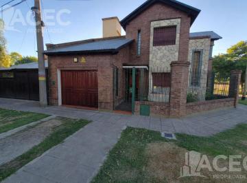 Casa · 240m² · 4 Ambientes · 2 Cocheras · Venta - Casa 2 Dorm. - 2 Cocheras - Piscina - Barrio Fisherton