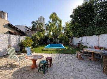 Casa · 136m² · 4 Dormitorios · 1 Cochera · Venta - Casa a Refaccionar 5 Ambientes + Fondo con Pileta y Parrilla + Cochera Techada