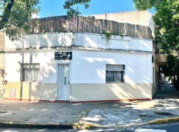 Casa · 68m² · 3 Ambientes · Muy Linda Propiedad en Esquina, Patio y Teraza