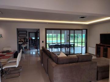 Casa de 8 ambientes, Córdoba · Casa con 5 Dorm. en La Cascada Country Golf, 1500 m² en Venta