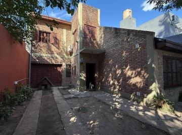 Casa · 240m² · 4 Ambientes · 4 Cocheras · Casa en Venta en R. Calzada