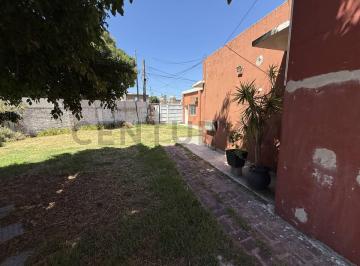 Casa · 101m² · 4 Ambientes · 1 Cochera · Casa en Venta en Morón Norte - Vivienda y Local Comercial en Lote Propio!