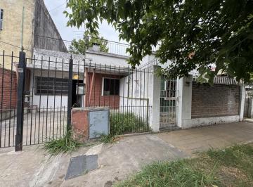 Casa · 120m² · 4 Ambientes · 1 Cochera · Terreno con 2 Casas y Jardín Para Refaccionar