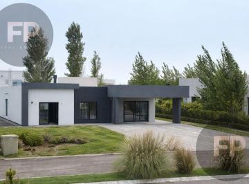 Casa · 200m² · 4 Ambientes · 4 Cocheras · Casa en Venta Cruz del Sur