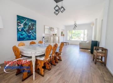 Casa · 184m² · 3 Dormitorios · 1 Cochera · Lindisima Casa Refaccionada Casi en Su Todalidad con Buen Jardin, Piscina y Quincho