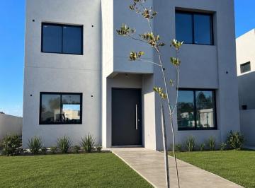 Casa · 180m² · 5 Ambientes · 2 Cocheras · Casa con Pileta en Pilar del Este Santa Elisa