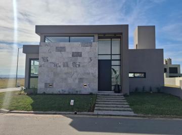 Casa · 182m² · 7 Ambientes · 2 Cocheras · Casa a Estrenar Frente a Plaza, Una Sola Planta, Colinas de Manantiales