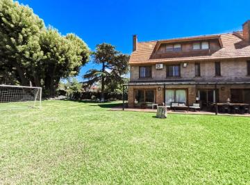 Casa de 5 ambientes, San Isidro · Casa en Venta con Gran Jardín en Lomas de San Isidro