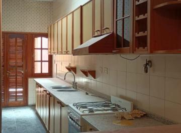 Casa · 267m² · 5 Ambientes · Vende Espectacular Casa 4 Dorm., Pileta, Quincho en Zona Céntrica Santa Rosa, La Pampa