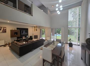 Casa · 210m² · 5 Ambientes · 2 Cocheras · Casa en Club El Carmen