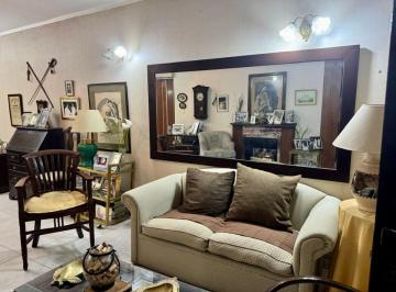 Casa de 5 ambientes, Vicente López · Excelente Ubicación Entre Panamericana y Av Francisco Uzal a Pocos m de Unicenter Shopping.
