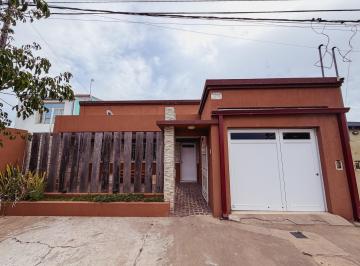 Casa · 160m² · 6 Ambientes · 1 Cochera · Propiedad de 4 Habitaciones con Quincho y Patio