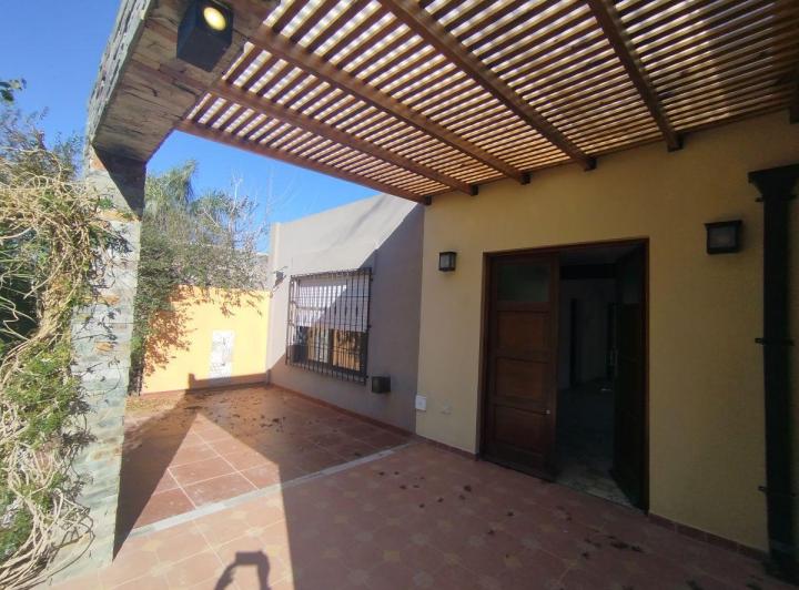 Casa · 100m² · 3 Ambientes · 4 Cocheras