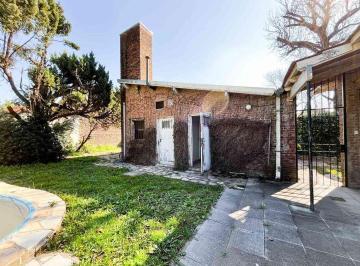 Casa · 261m² · 4 Ambientes · 4 Cocheras · Venta Casa Gran Lote en Hurlingham Barrio Ingles