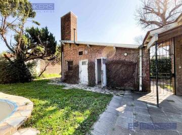 Casa · 261m² · 4 Ambientes · 4 Cocheras · Venta Casa Gran Lote en Hurlingham Barrio Ingles