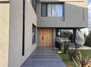 Casa · 190m² · 6 Ambientes · 2 Cocheras · Venta Casa 6 Ambientes con Pileta - Barrio Santo Tomas