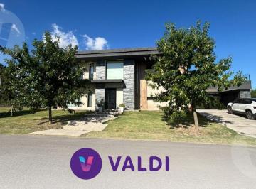 Casa · 254m² · 5 Ambientes · 6 Cocheras · Casa a La Venta en Fincas del Alba - Apto Crédito