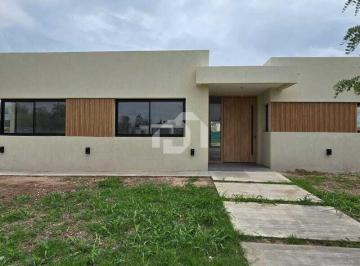 Casa · 141m² · 4 Ambientes · 2 Cocheras · Casa en Venta en Santa Sofía, Pilar del Este, Pilar