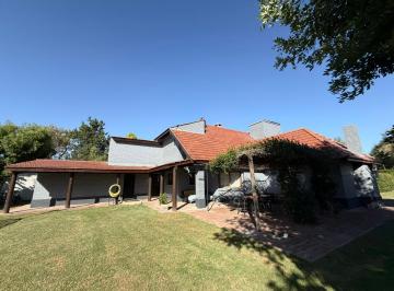 Casa · 243m² · 5 Ambientes · 4 Cocheras · Casa en Venta Club de Campo La Martona