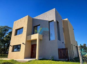 Casa · 150m² · 5 Ambientes · 1 Cochera · Alquiler Anual de Casa en Dos Plantas con Pileta - Santa Sofia Pilar del Este