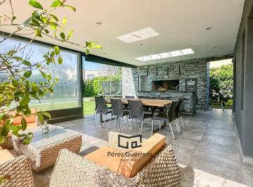 Casa · 255m² · 5 Ambientes · 2 Cocheras · Casa en Venta en El Canton con 4 Dorm. Lote Central Acepta Financiacion